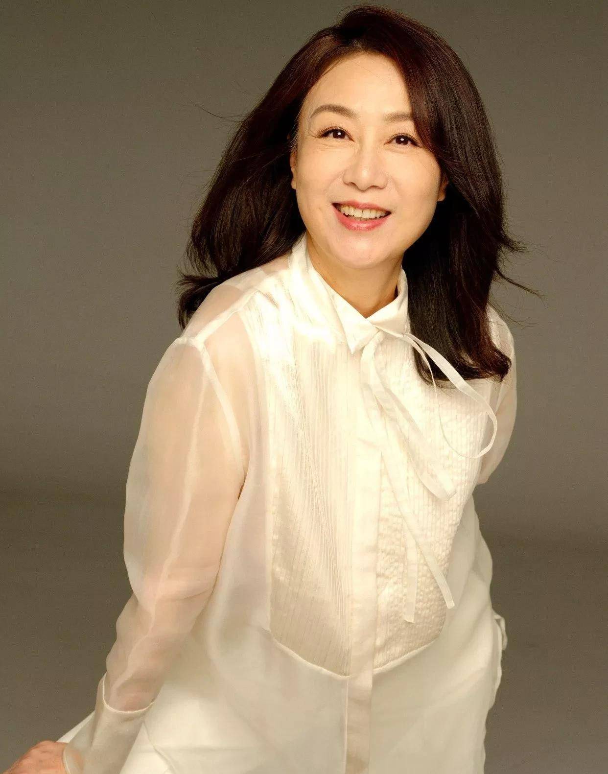 60岁吴玉芳自然老去,吴玉芳穿搭