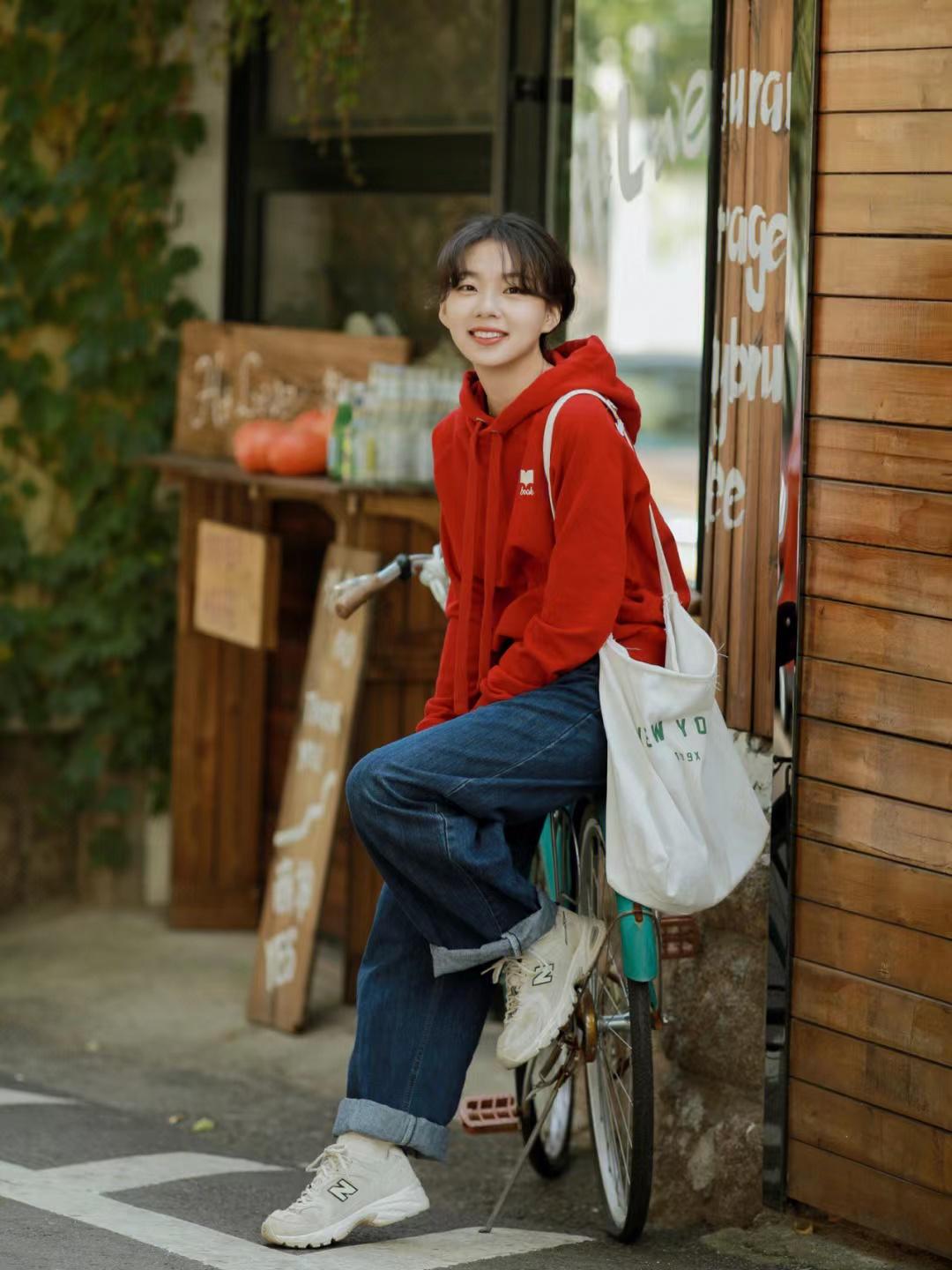 如何穿才能将卫衣打造出时髦感,今年最流行的卫衣的穿搭