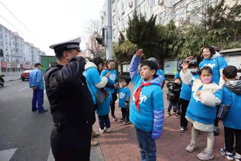 交警走进小学开展交通安全宣讲,青岛儿童义工