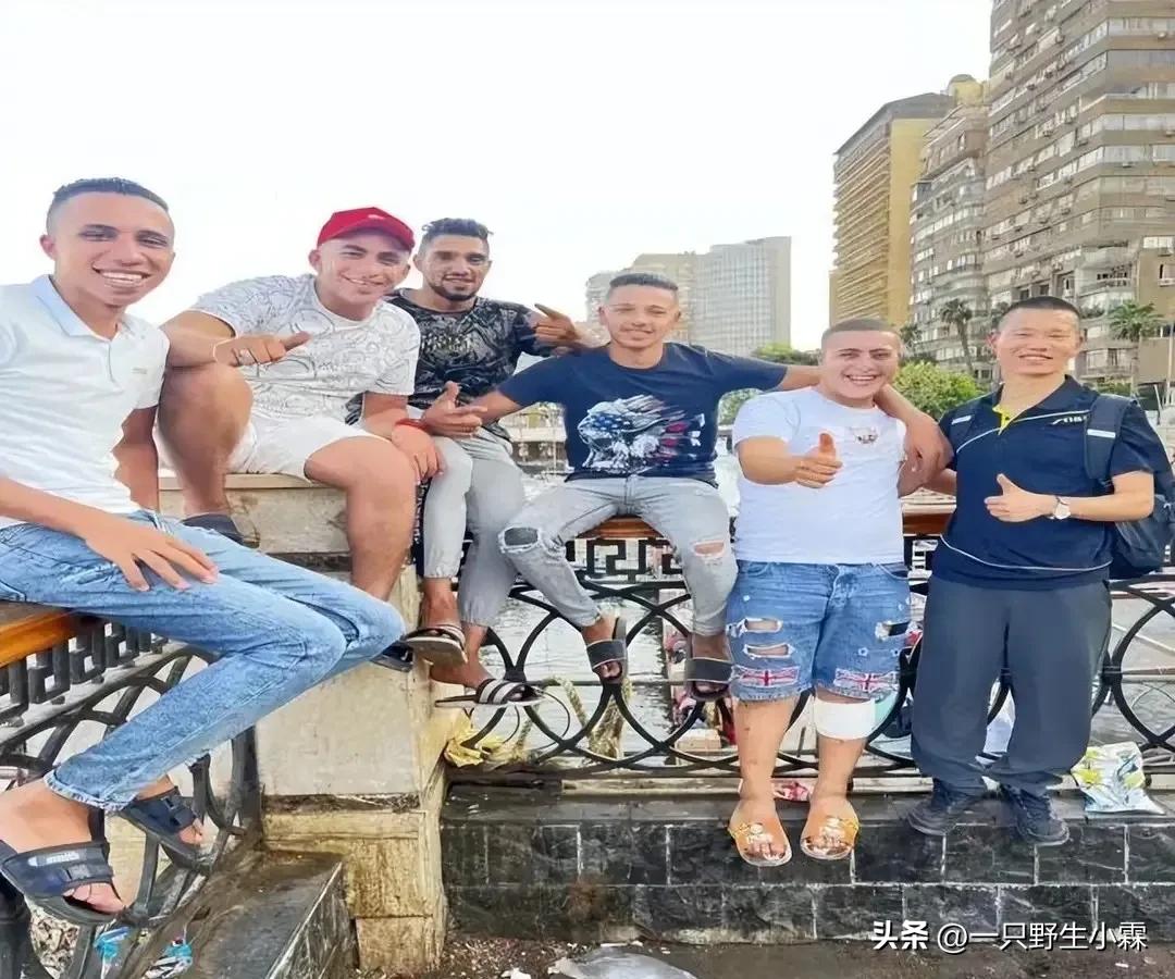 我放弃稳定工作，独闯非洲，为救邻居，深夜抡着菜刀赶跑5名劫匪