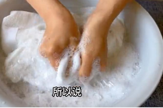 白色衣服发黄真的有办法洗干净吗,白色衣服用漂白水黄了怎么恢复