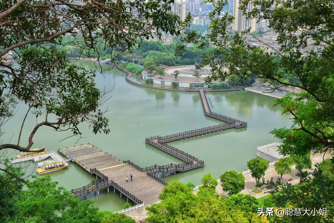 江苏镇江，比扬州安逸。这座有钱低调的小城，倦了就去小住几日