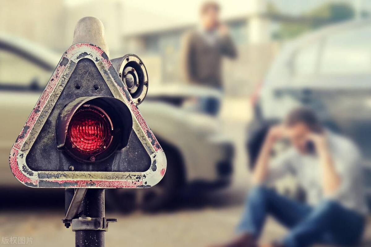 发生交通事故应不应该垫付医疗费,交通事故赔偿不懂找谁