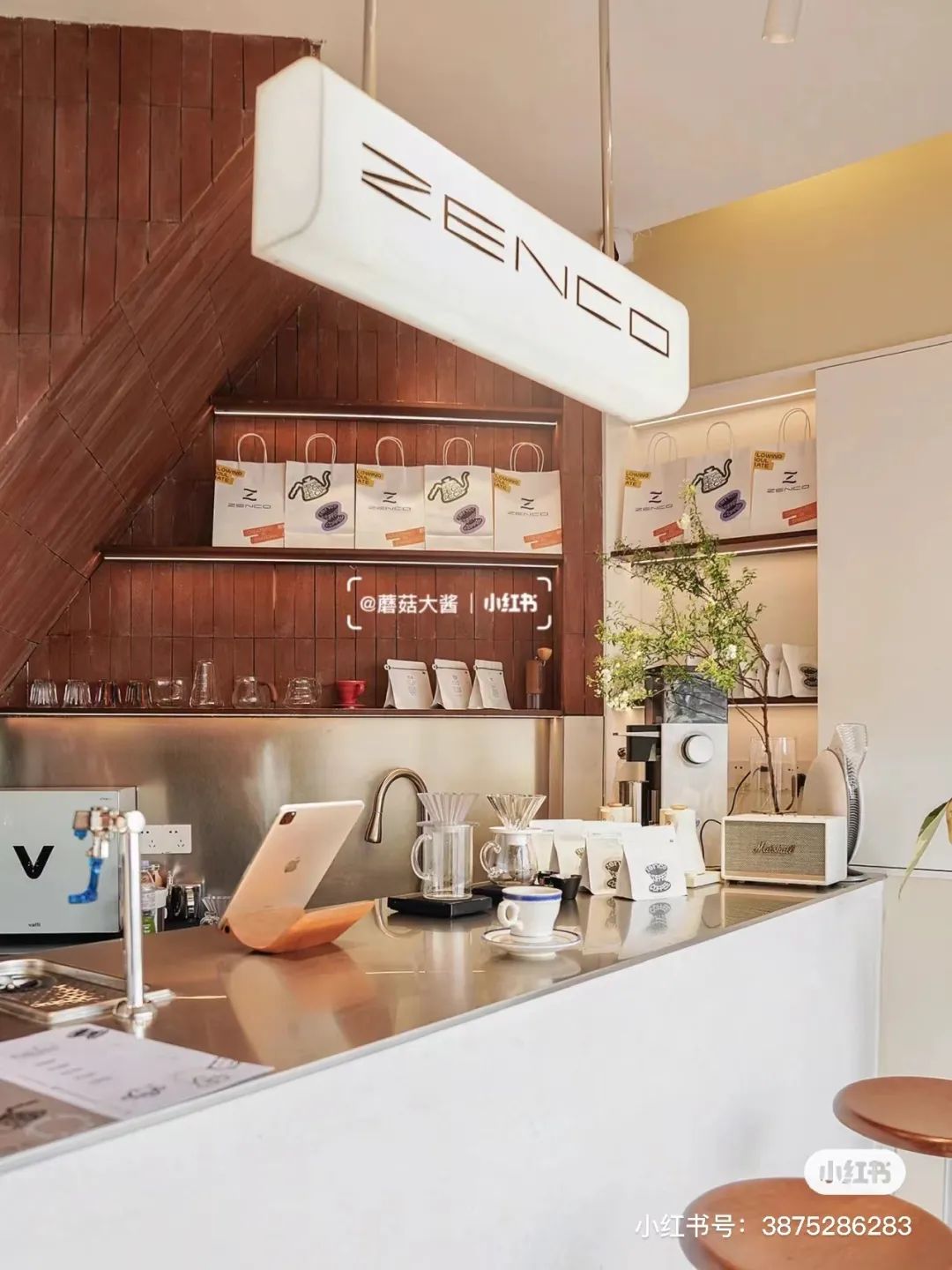 某知名品牌的生椰拿铁，三口就喝完，剩下半杯冰！