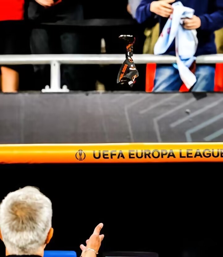 决赛明着黑？穆里尼奥赛后围堵并怒斥裁判，并将奖牌扔向看台