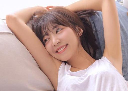 女孩老是抠腿是怎么回事,女孩子经常叉着腿坏处是什么