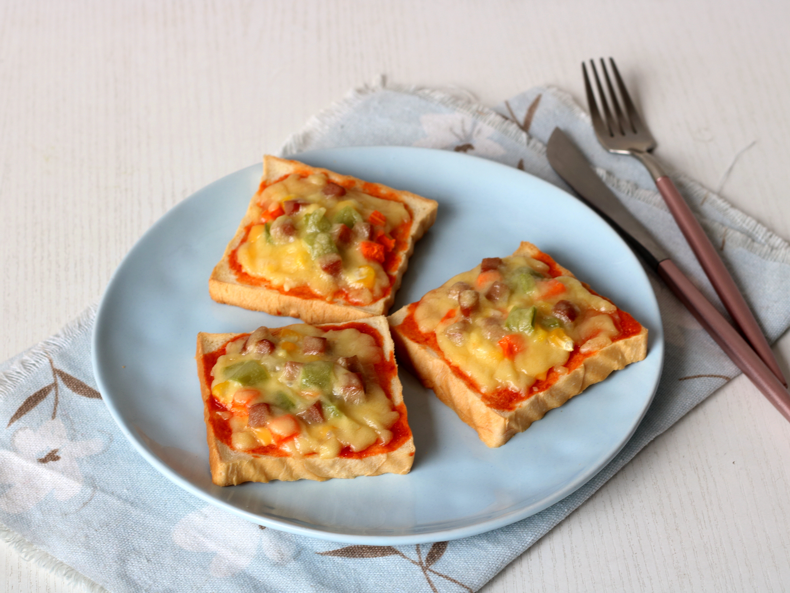 用吐司做迷你小披萨,如何用吐司做披萨简单又好吃