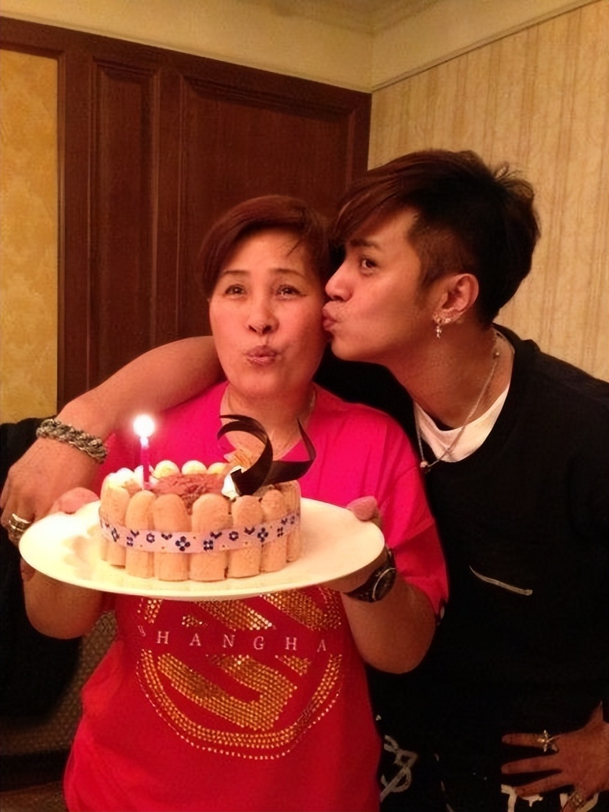 母子恋、咸猪手，看完罗志祥这些黑料，三观直接离家出走！