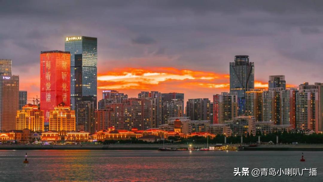 坐着青岛地铁一号线游青岛