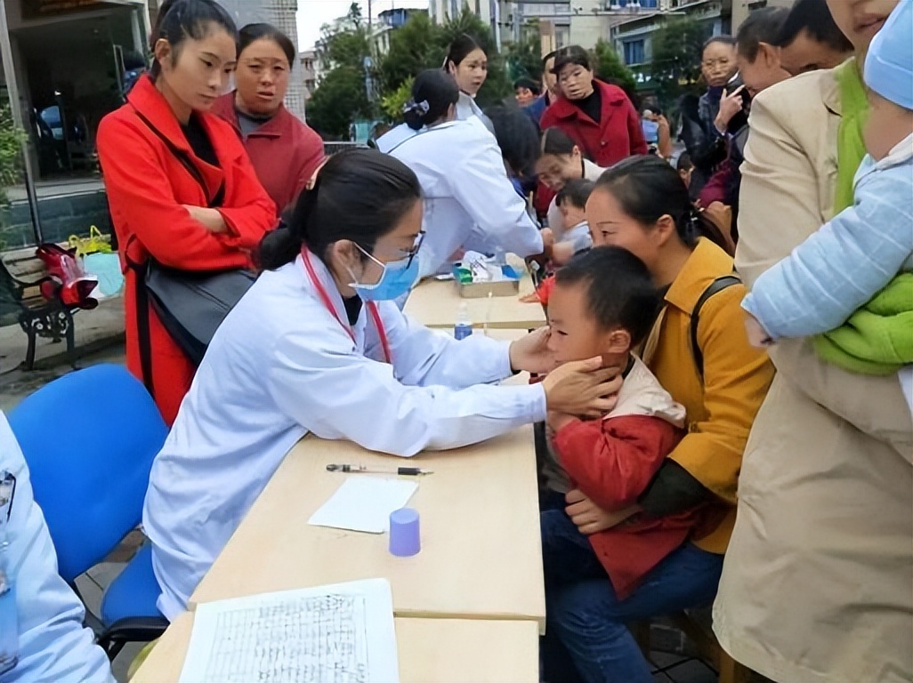 宝宝睡觉经常出汗是缺钙还是体虚,孩子缺钙睡觉出汗怎么回事