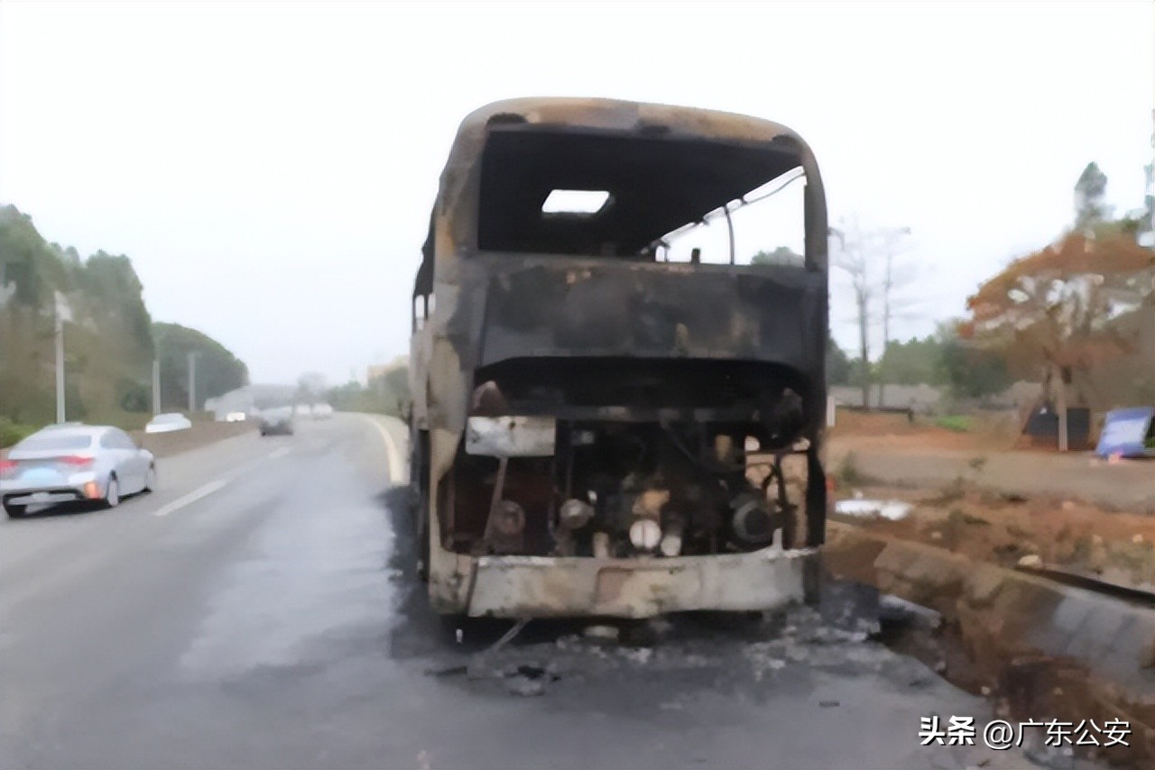 大客车自燃视频最新,大客车起火怎么处理