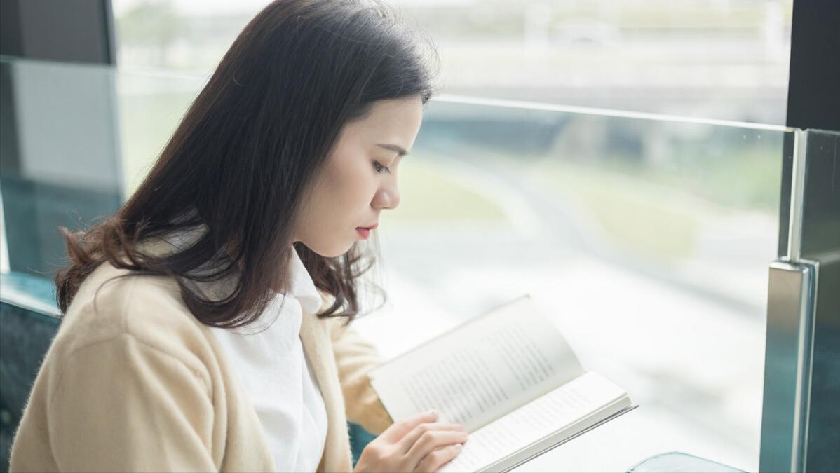 女生经常夹脚尖是好是坏,女生为什么总喜欢夹着脚