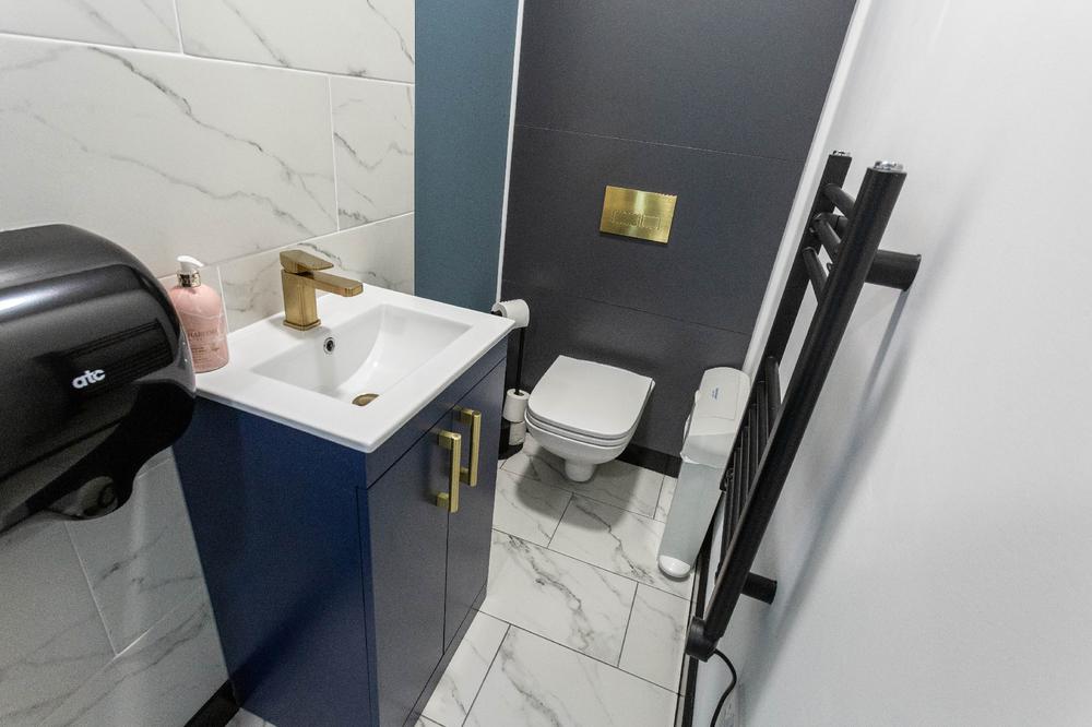 深邃蓝调英国地产咨询公司FisherGerman班伯里办公场所设计