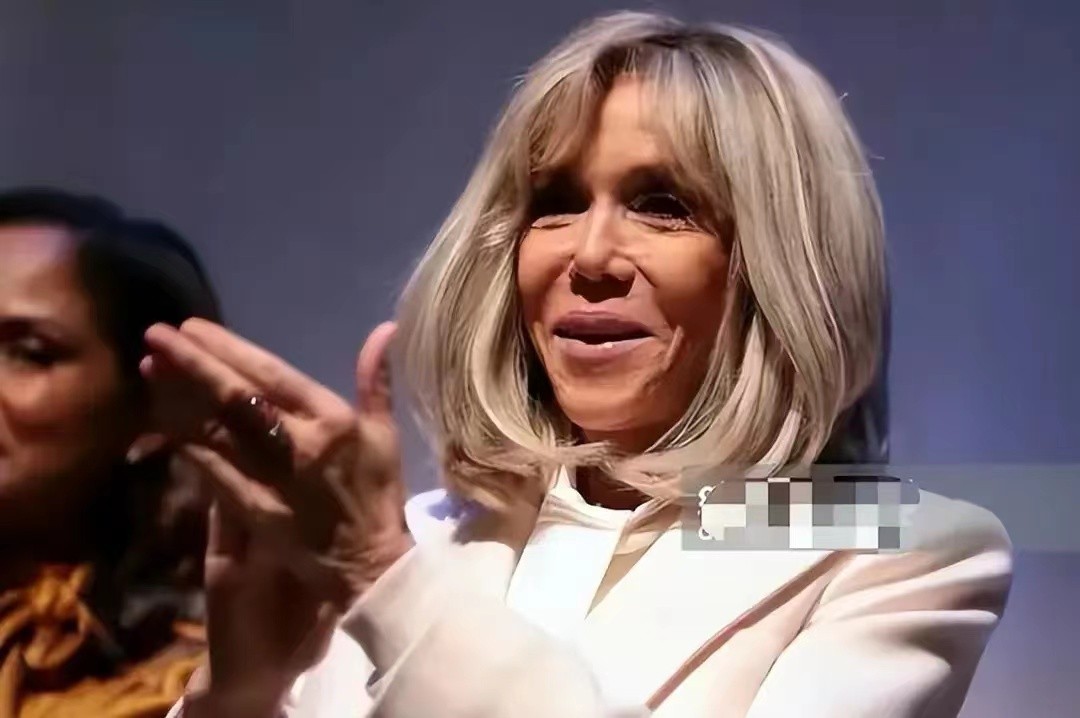 布丽吉特身穿红色大衣,布丽吉特时隔46天后首次亮相