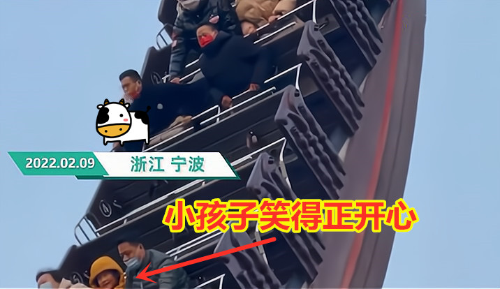 太危险男子玩海盗船淡定站在船头,男子海盗船晕船