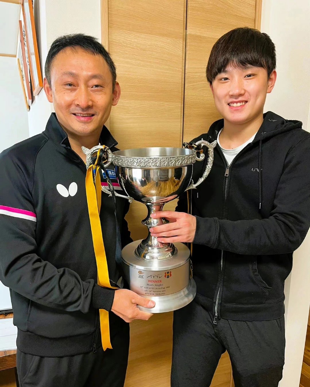 张本智和台上举动令人刮目相看,张本智和赛后与父母拥抱