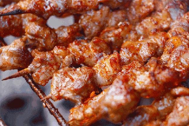 吃了烤肠里面的蛆会有事吗,火腿肠里吃到虫子是真的吗