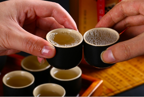 买纯粮食白酒怎么看瓶上标志,买酒时只要有什么标识才是正品酒