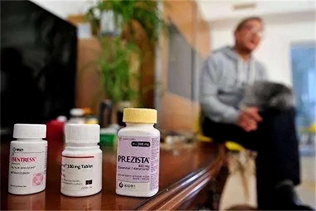 60岁，他大概是中国存活最久的艾滋病人，带着自己遗像活了十几年