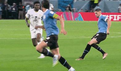 卡瓦尼失单刀,卡瓦尼离场击倒var设备处罚