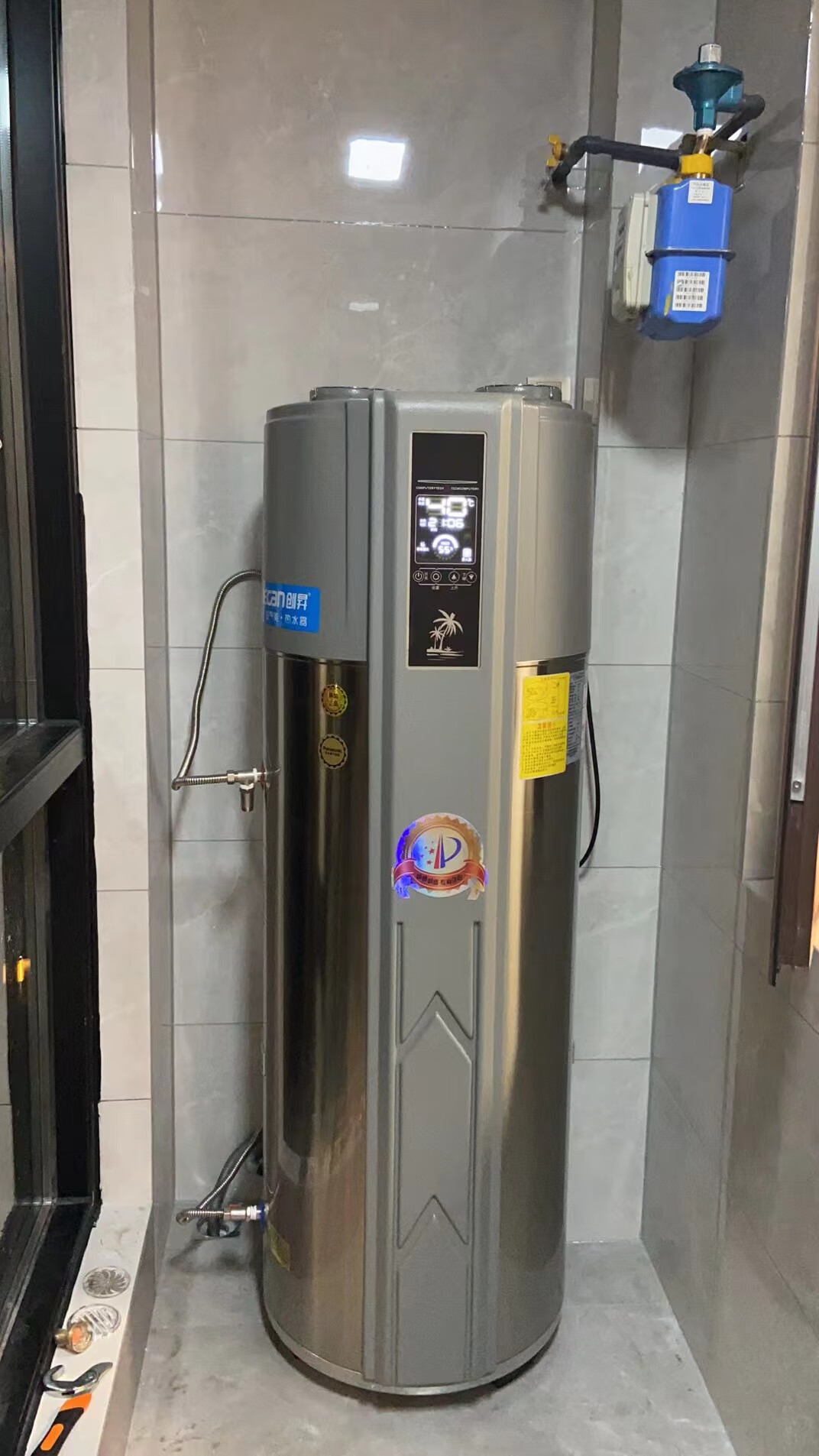 燃气热水器与空气能热水器哪个好,300升空气能热水器适合多少人