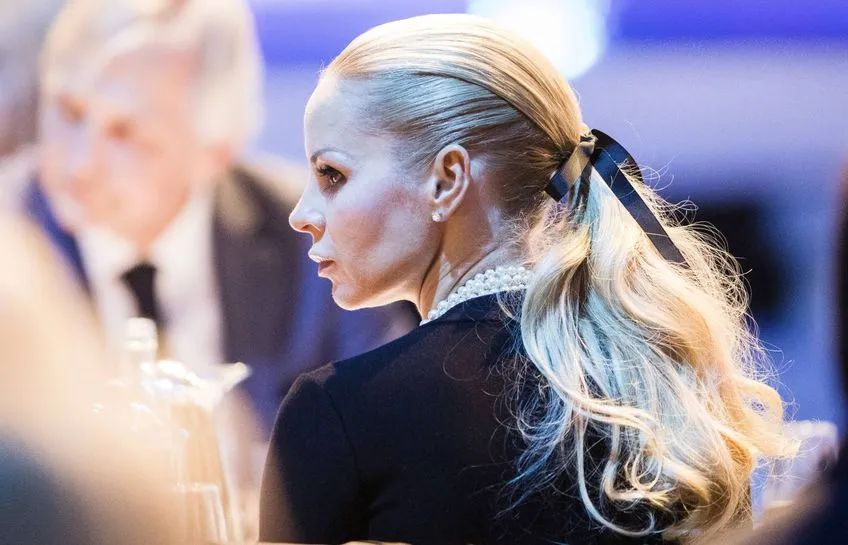 相爱20年不结婚，这对姐弟恋火了！网友：一物降一物，孤狼配悍妇