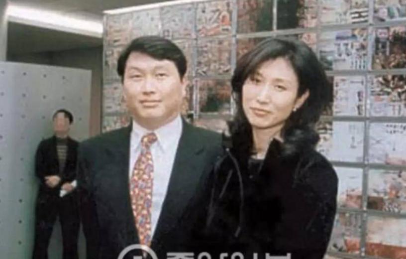 韩国最渣财阀登报公开*妇情**，羞辱总统千金夫人，她忍辱7年反撕