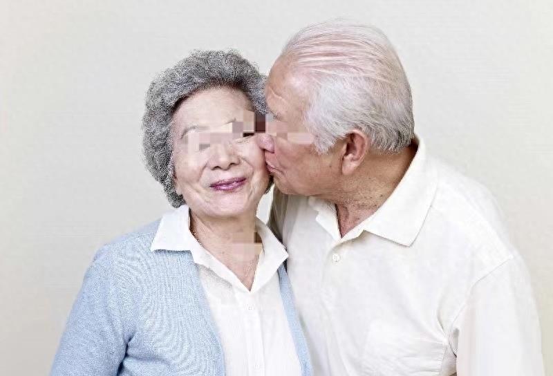 老人嫖娼后被偷1300元,七旬大爷嫖娼后钱被偷