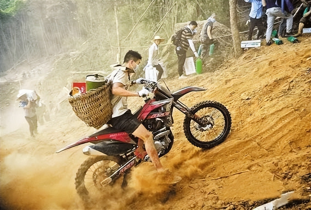 摩托车注定是被误解和歧视,狂飙不文明行为