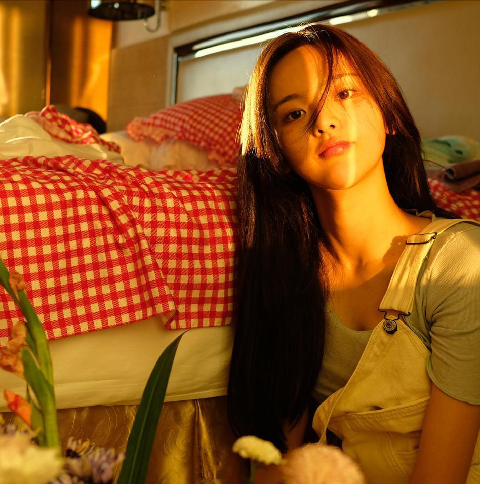 杨超越早期服务员,杨超越草根逆袭成长记