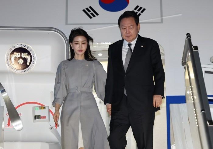 韩国第一夫人用美貌为老公撑门面！穿收腰西装出访加拿大，超拉风