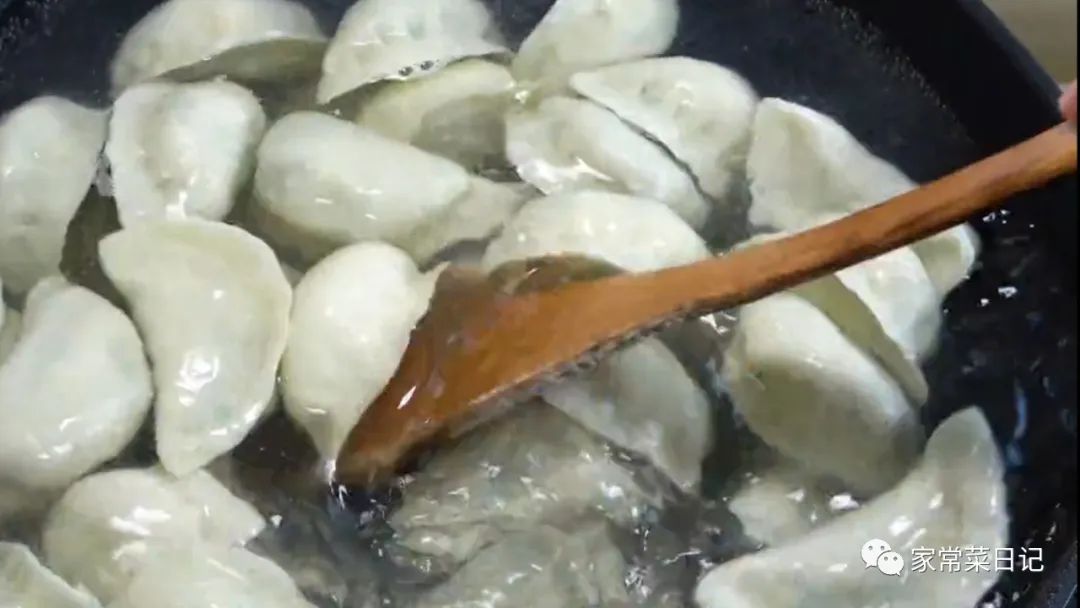 调肉馅时，一定要多加这两种水，馅料不腥，肉质鲜嫩多汁，真香