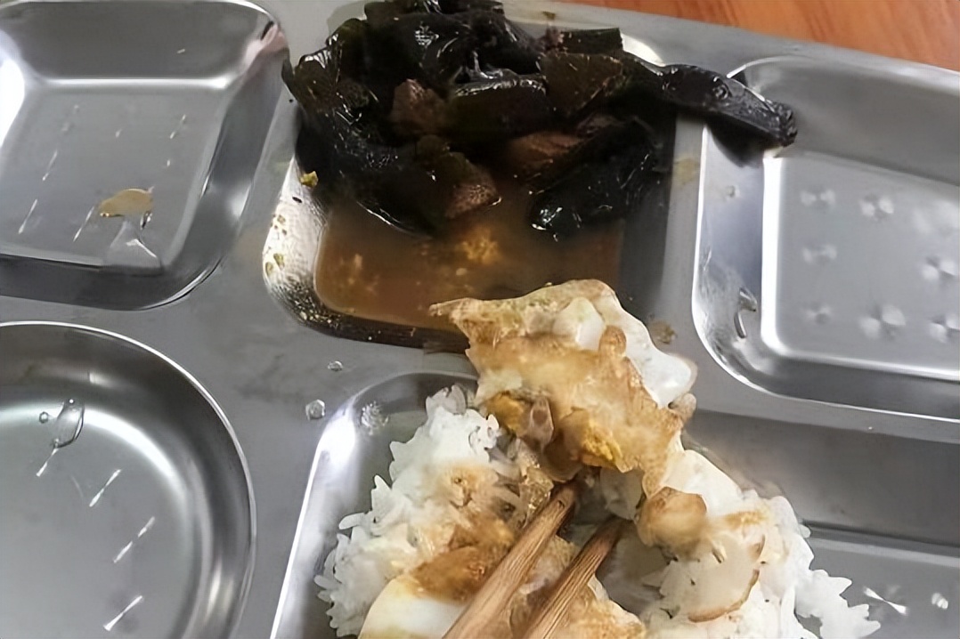 员工说饭堂伙食油水不够,吐槽工厂伙食视频