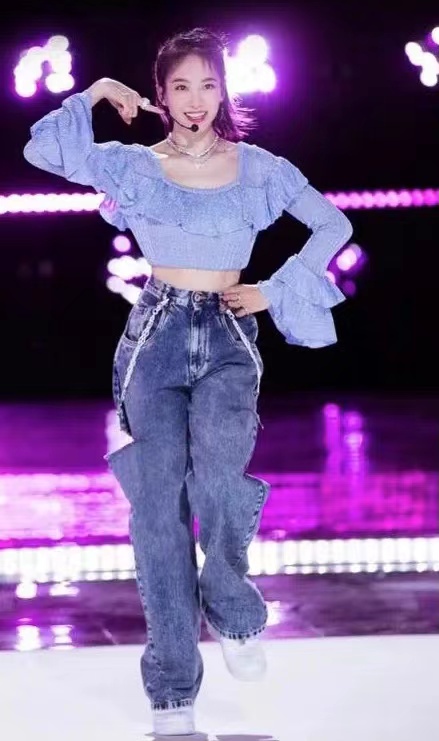 白衬衫牛仔裤永不过时的经典穿搭,fashion2牛仔裤