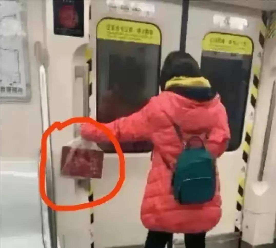 地铁时髦的上海阿姨,上海地铁阿姨的塑料袋
