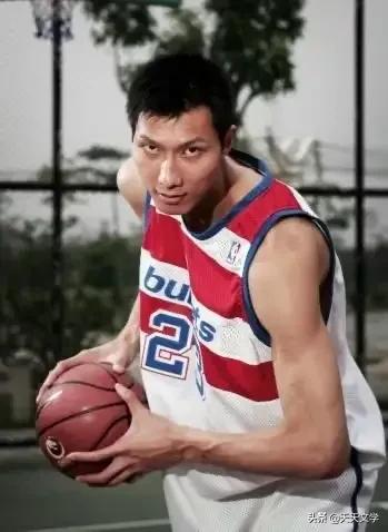 男篮易建联最近比赛,易建联采访所有人觉得我们路很长