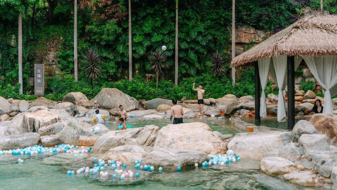 云南西部大峡谷泡温泉,云南原始森林温泉