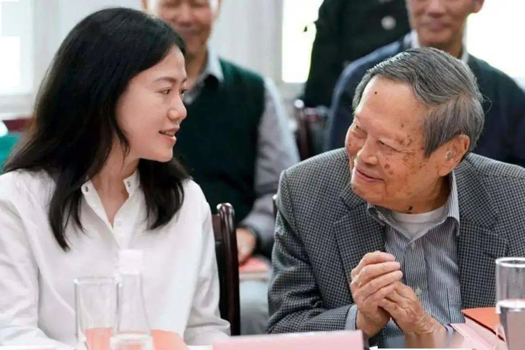 翁帆嫁给大自己54岁的杨振宁了吗,翁帆与杨振宁的婚姻生活曝光