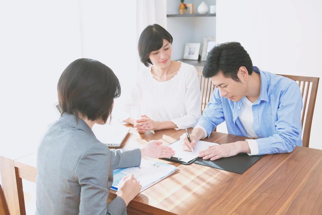 导游转行卖保险年入60万,导游不带团有工资吗