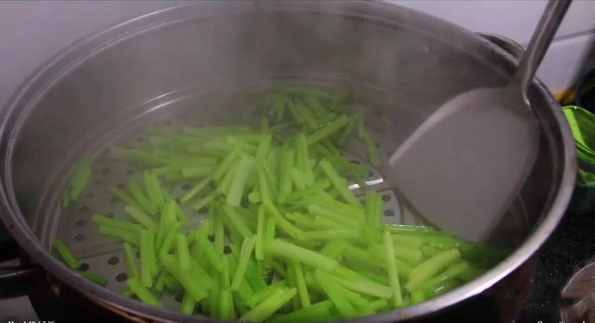 芹菜凉拌怎么做才脆爽,炒芹菜时切记不要焯水和直接炒