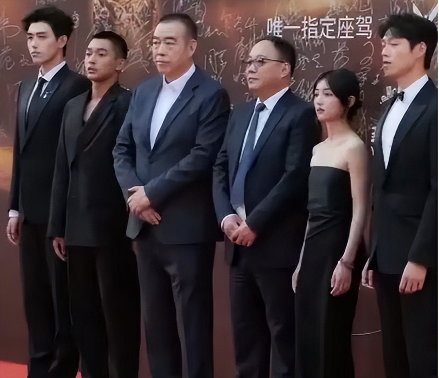 蔡徐坤及母亲迟迟没回应怀孕传闻，能否学陈飞宇陈红想出对策渡劫