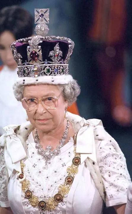 查尔斯苦等70年登基，而其母王的方方面面似乎更令人回味