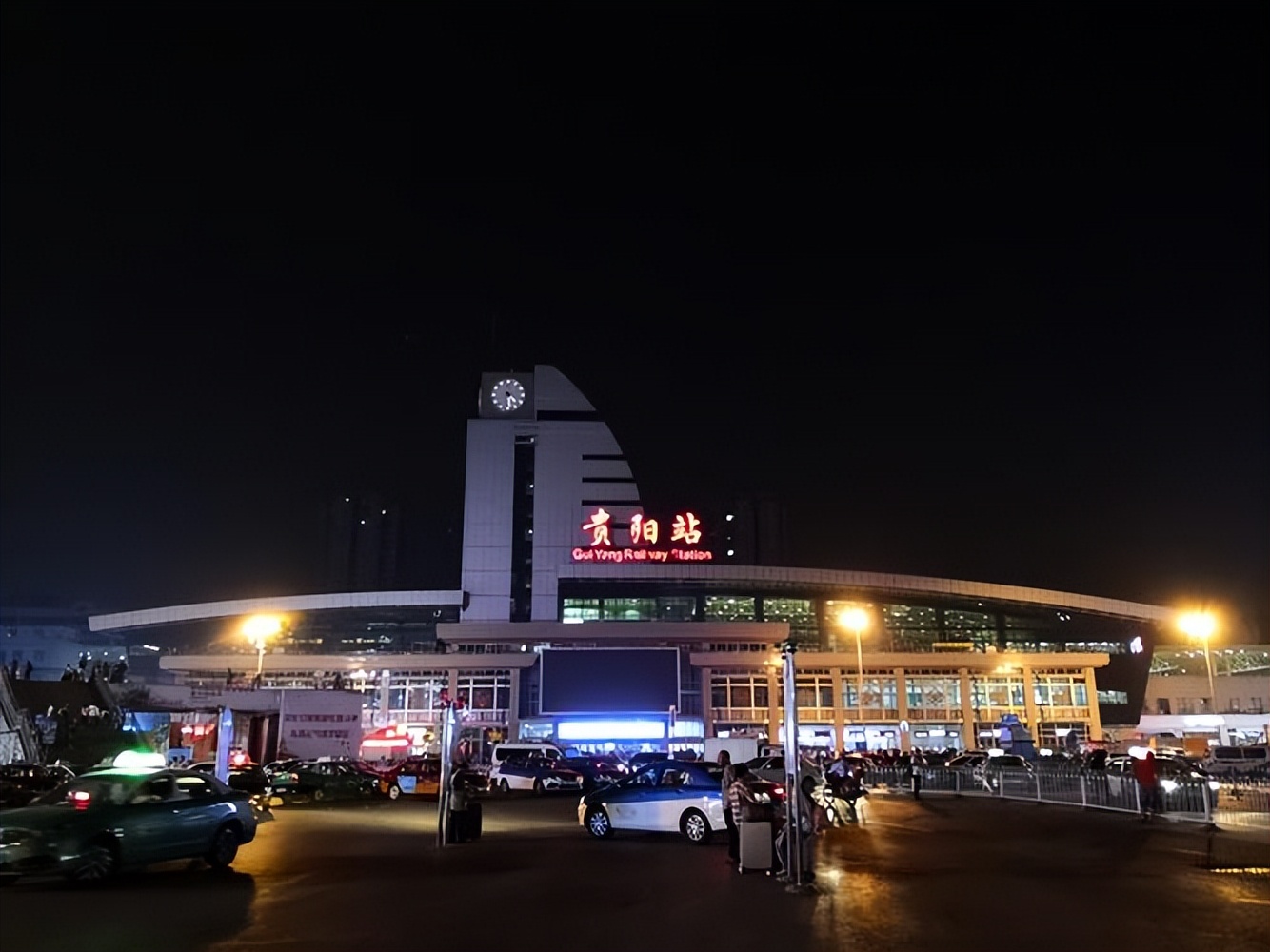 久违了绿皮火车视频,贵阳火车站熟悉的背影