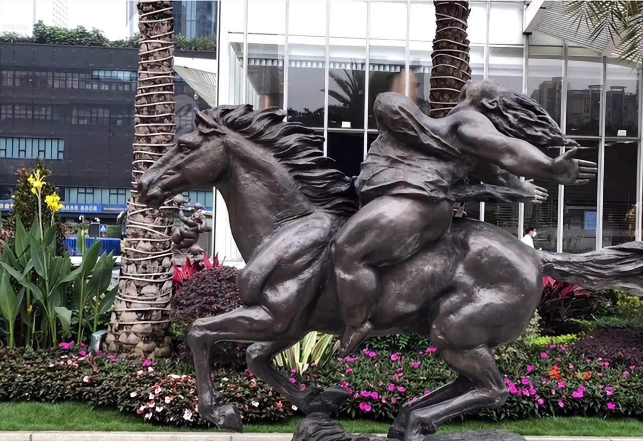 广州闹市这组丰乳肥臀的雕塑多次被投诉，艺术还是糟粕，争议不断