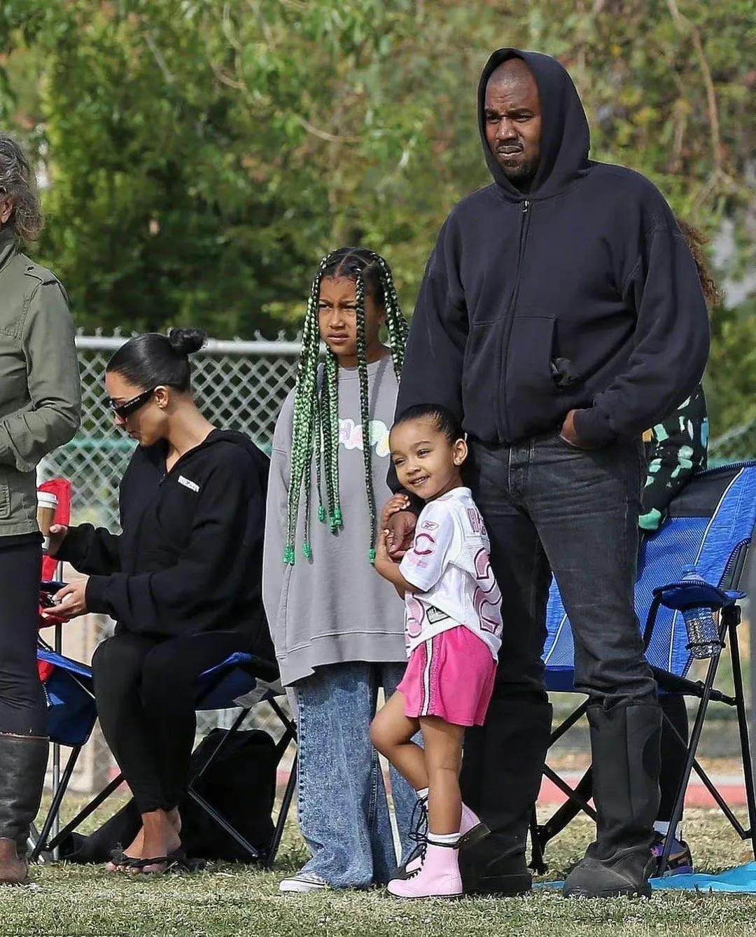 侃爷前妻卡戴珊,侃爷前妻卡戴珊穿搭