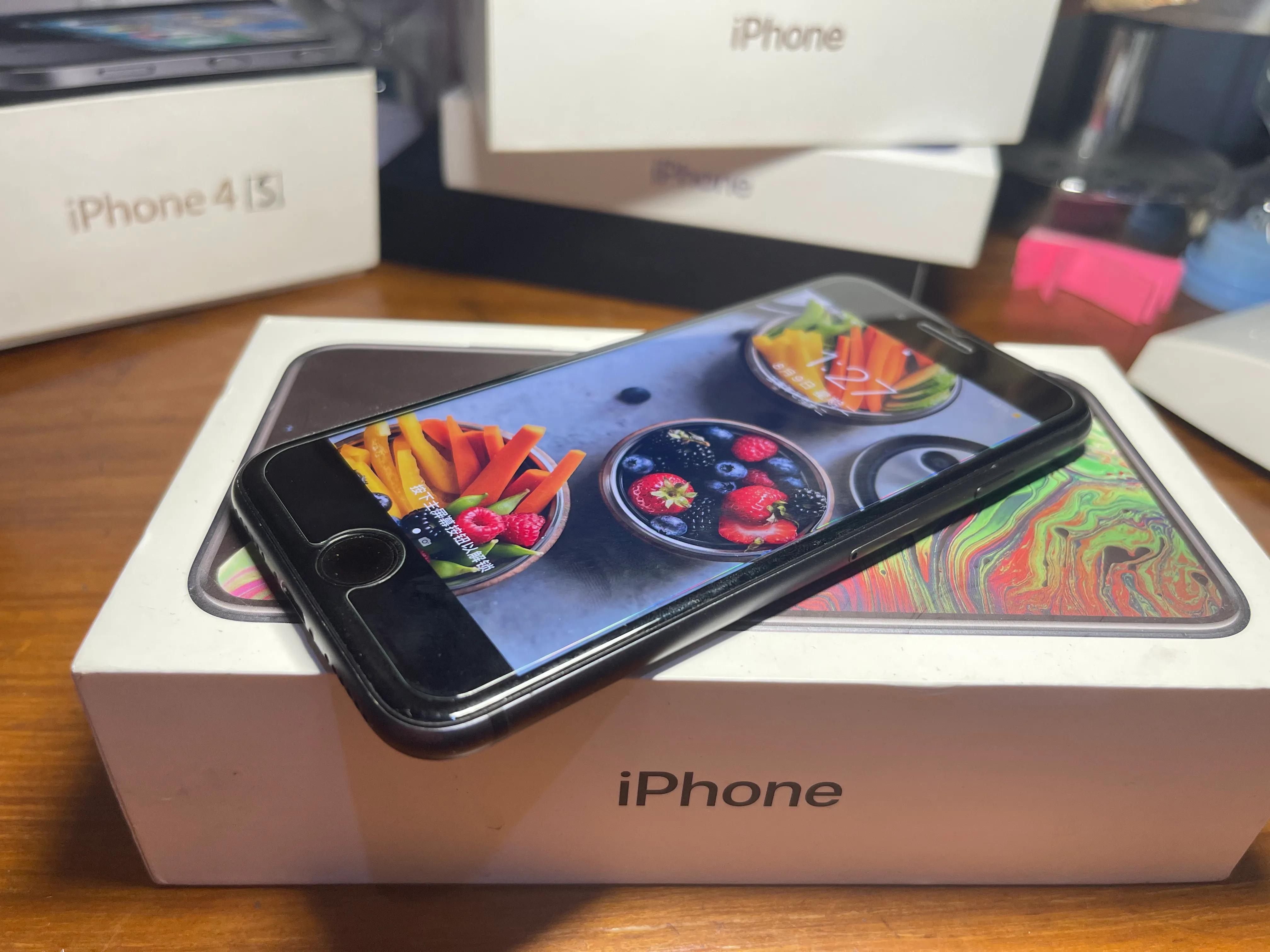 几年前的旧苹果手机,80年代的苹果手机