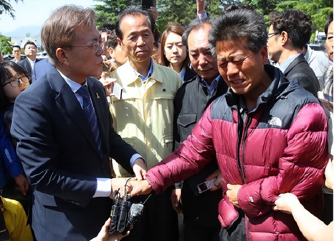 09年韩国前总统卢武铉跳崖自杀后，儿子赴中发展，女儿被捕入狱
