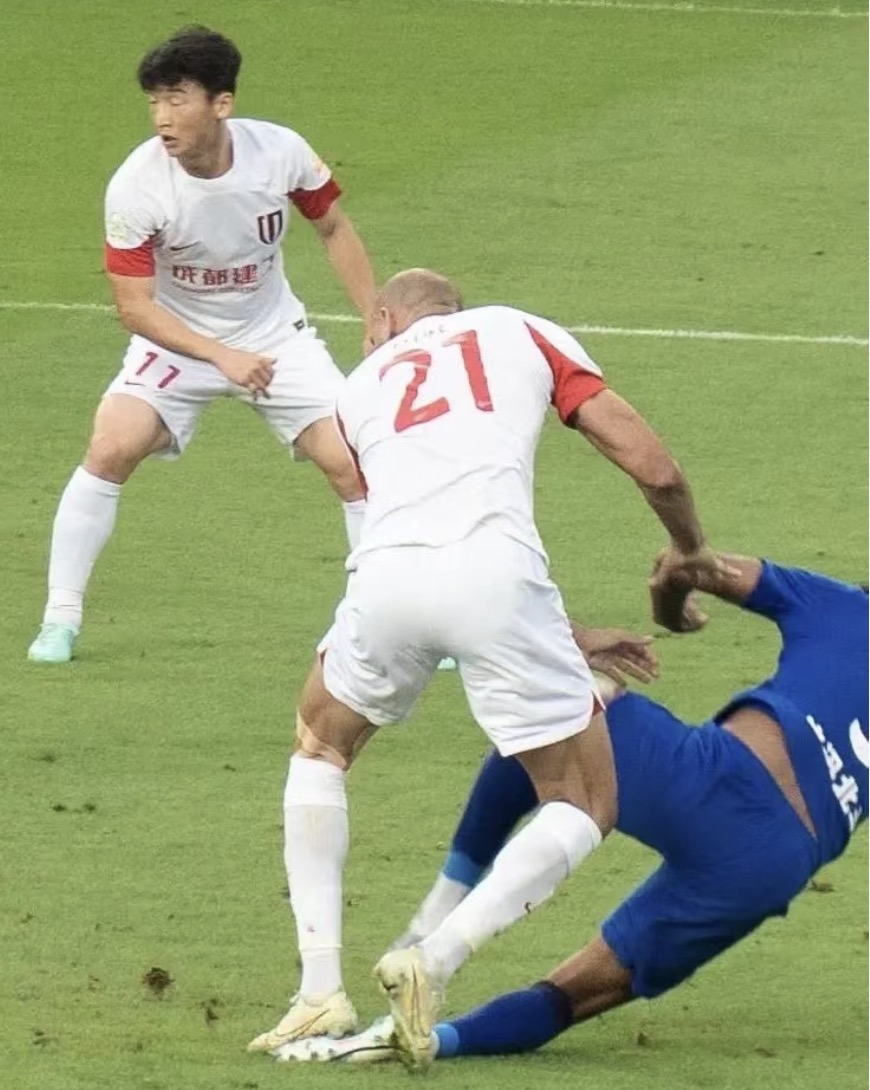 足协对裁判恶意判罚,足协罚单被罚停赛球员怒怼网友