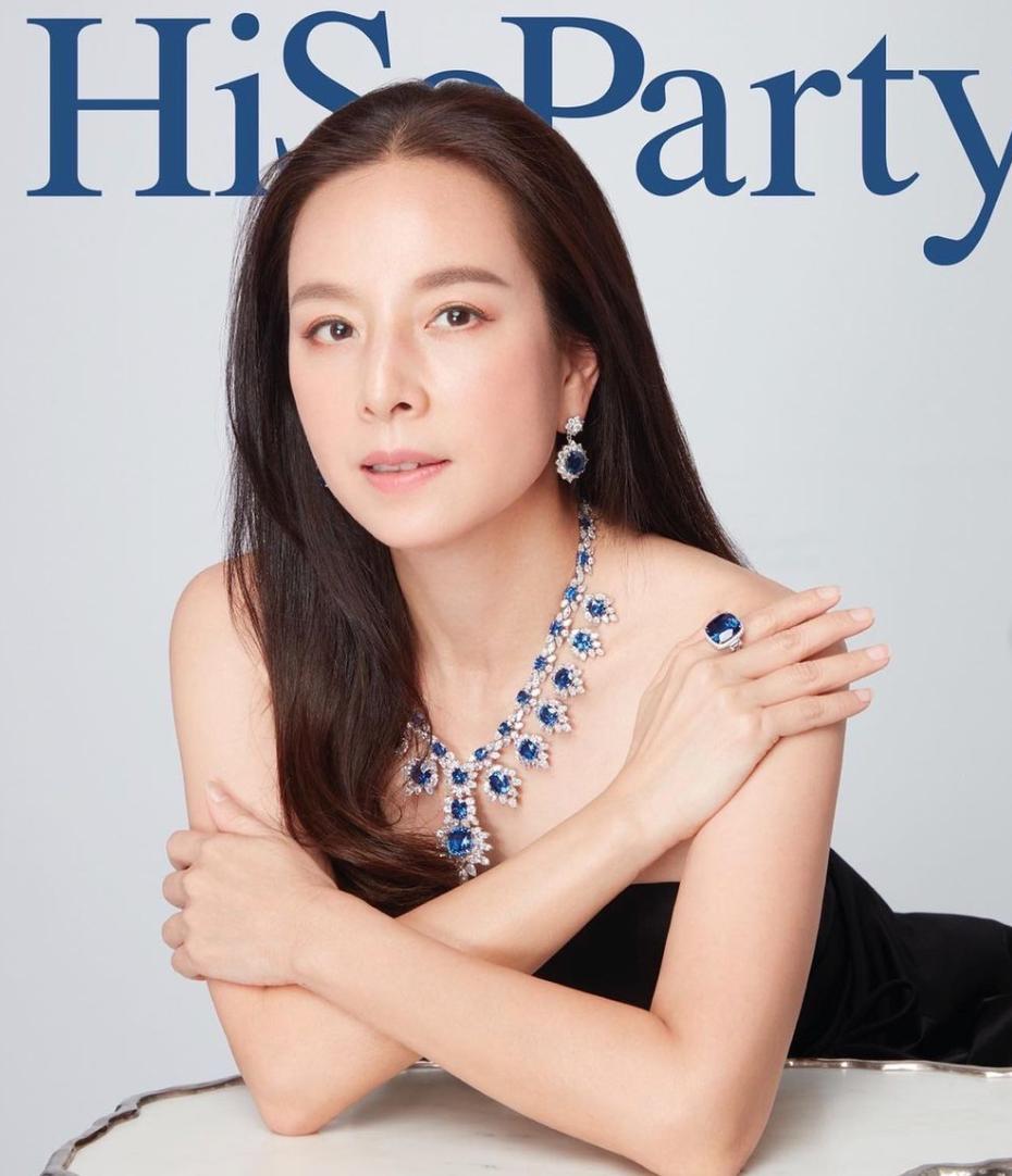 56岁泰国名媛：爱马仕随心背，带队打世界杯，还是泰王白月光？