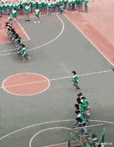 女生上学和出去玩的区别,女生在上课穿校服